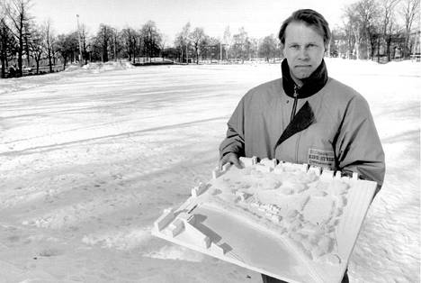 Kimmo Tolonen esitteli Kaisaniemeen suunnitellun pesäpallostadionin pienoismallia maaliskuussa 1994.