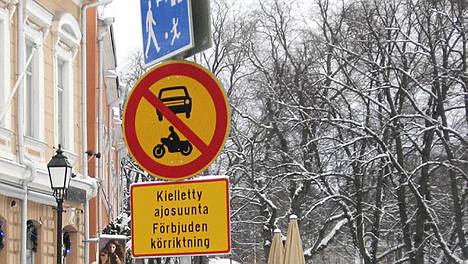 Tässä ovat omituisimmat liikennemerkit - naurattavat virkamiestäkin! -  Autot - Ilta-Sanomat
