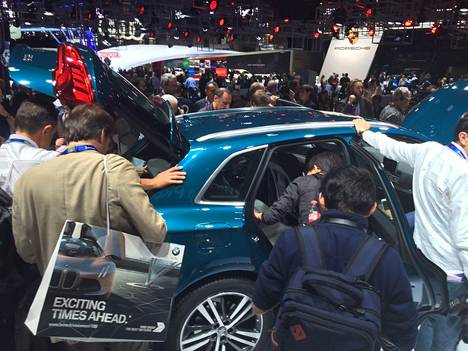 Toimittajat ympäri maailman tutkivat Audi Q5:a Pariisin autonäyttelyssä syksyllä 2016.