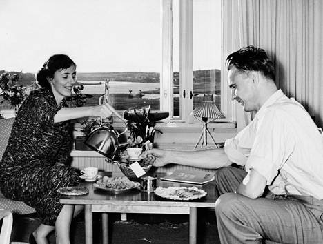 Tellervo ja Mauno Koivisto kotonaan Turun Ruisssalossa 1956.
