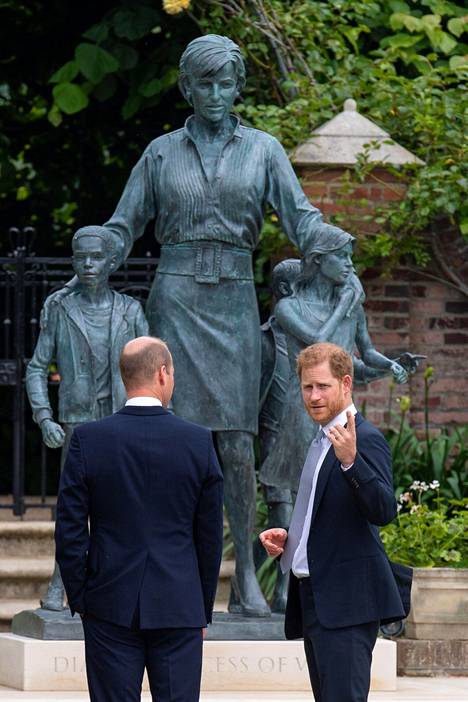 Prinssi Harry vieraili Britanniassa viimeksi heinäkuussa, kun hän osallistui äitinsä prinsessa Dianan patsaan julkistamistilaisuuteen. Tilaisuudesta poistuessaan hän koki uhkaavan tilanteen, kun paparazzit jahtasivat hänen autoaan.