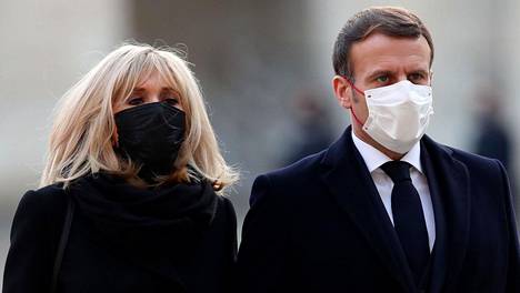 Brigitte ja Emmanuel Macron ovat joutuneet kritiikin keskelle palatsinsa kukkabudjetin vuoksi.