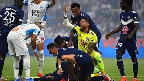 Pelaajat säikähtivät Ranskan liigan ottelussa, kun Samuel Kalu tuupertui kentän pintaan.