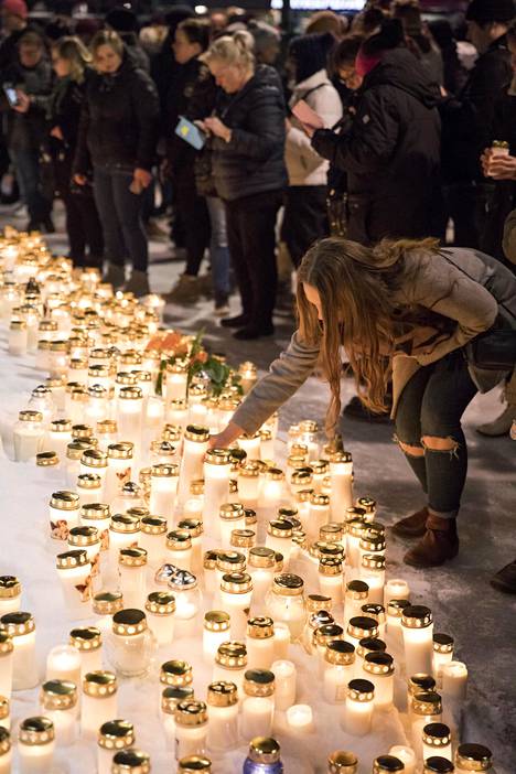 Porin Kauppatorilla syttyivät kynttilät Olli Lindholmin muistoksi tiistaina.