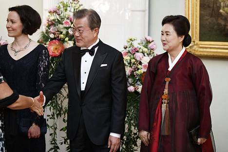 Etelä-Korean presidentti Moon Jae-In ja vaimo Kim Jung-Sook kättelevät vieraita.
