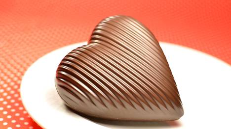 Suklaa voi olla hyödyksi sydämelle: joka viikko suklaata syövät näyttäisivät sairastuvan eteisvärinään muita epätodennäköisemmin.