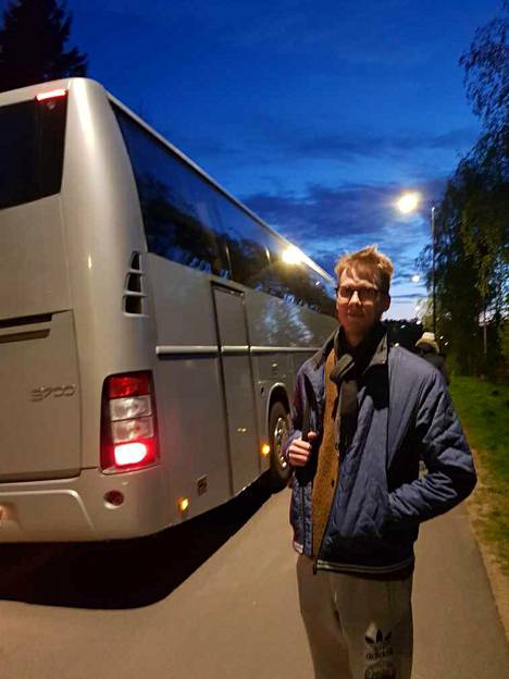 Talossa asunut Veikko Isotalo evakuoitiin naisystävänsä kanssa tilausbussiin noin kello 23.50.