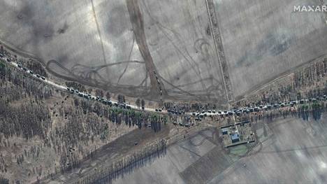 Satelliittikuvaa näyttää panssarihinattavien tykistöautojen pääautosaattueetta Antonovin lentokentän itäpuolella Kiovassa.