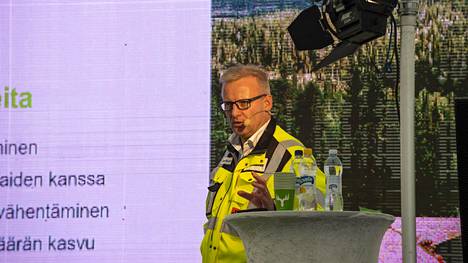 Metsä Fibren toimitusjohtaja Ismo Nousiainen kertoi biotuotetehtaan hankkeesta kemiläisille lauantaina.