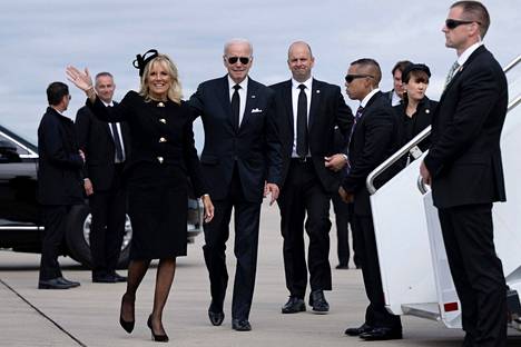 Joe ja Jill Biden poistuivat Britanniasta Air Force One -yksityiskoneella.
