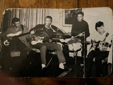 Vuosi 1963. ”Ensimmäinen bändini oli Les Mirages. Minä toinen vasemmalta.”
