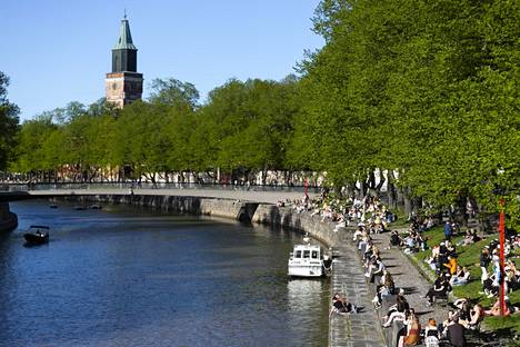 Kaunis keli helli Turkua. Sen näki myös Aurajoen rantaan pakkautuneesta väkimäärästä.