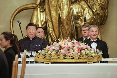 Kiinan presidentti ja kommunistisen puolueen pääsihteeri Xi Jinping vieraili Suomessa huhtikuussa. Hän osallistui Suomen presidentin Sauli Niinistön isännöimälle juhlaillalliselle Presidentinlinnassa.