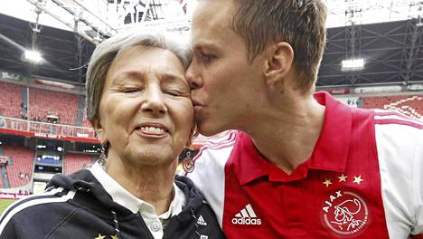 Niklas Moisander antoi viimeisen Amsterdamissa pelaamansa ottelun jälkeen pusun äidilleen Sirpalle.