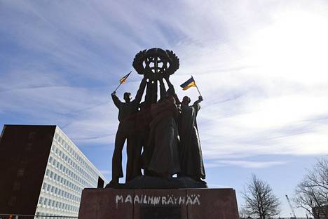 Maailman rauha -patsaan jalustaan töhrittiin Venäjän hyökkäyssodan alettua sana ”maailmanräyhää” ja hahmojen käsiin laitettiin Ukrainan liput.