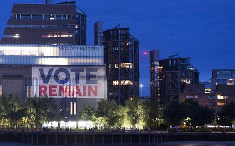 Äänestys näkyy Lontoossa kaikkialla. Tate Modern -museon seinässä on suuri unioniin jäämistä kannattava lakana.