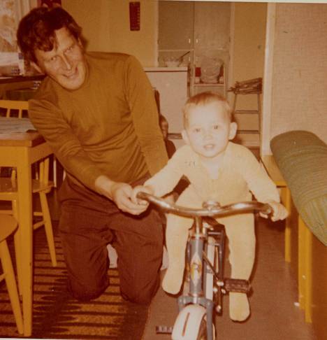 1975, isän kanssa. Vaikka kasvatus oli ajan tyyliin ankaraa, isästä tuli Miikalle läheinen.