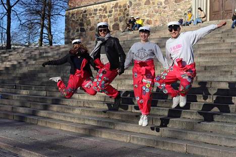 Taloustieteen opiskelija Esa Markkanen oli kolmosvuosikurssin kavereidensa Sanni Nummelan, Jukka Laaksosen ja Heidi Kuusisen kanssa ottamassa vappukuvia Tuomiokirkon portailla.