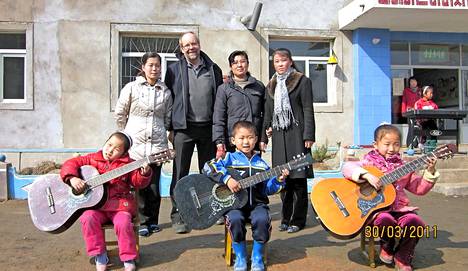 Markku Toimela on päässyt matkoillaan lähelle eristäytyneen valtion ihmisiä, vaikka nämä ovat aina varautuneita. Jonjun päiväkodin lapset esittävät kitaramusiikkia.