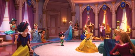 Räyhä-Ralf valloittaa internetin -seikkailun päähenkilö Nelli-tyttö eksyy Disney-prinsessojen pukuhuoneeseen. Kohtauksessa vitsaillaan klassisten Disney-hahmojen erilaisille luonteenpiirteille.