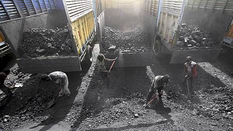 Työntekijät lapioivat kivihiiltä kuorma-autoihin Jammussa Intiassa. Hallitus ja oppositio ovat kiistelleet kivihiilikaupoista Intiassa sen jälkeen kun selvisi, että kivihiiltä on mahdollisesti myyty alihintaan ja valtio on näin kärsinyt jättitappioita.