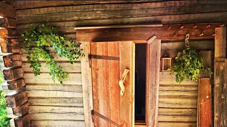 Jukka Kamrat on rakentanut saunan itse vanhasta ja uudesta hirrestä.