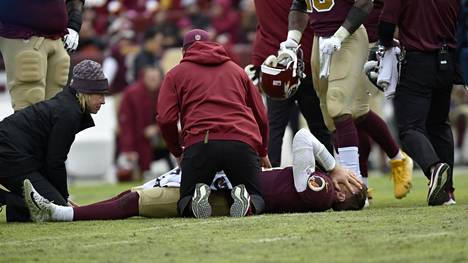 Alex Smith makasi maassa loukkaannuttuaan vakavasti NFL:n ottelussa marraskuussa 2018.