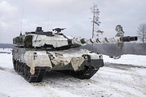 Leopard 2 -panssarivaunu kuvattuna Hämeenlinnan Parolassa.