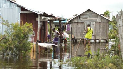 Madagaskarin Sambavan kaupungissa asukkaat ovat kärsineet tulvista myrskyn jäljiltä.
