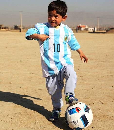 Murtaza Ahmadi sai Messiltä lahjoituksena pelipaidan nimikirjoituksella.
