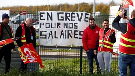 Ranskan CGT-liiton jäseniä osoittamassa mieltään Amazonin varastolla Pariisin lähellä sijiatsevassa Bretigny-sur-Orgessa.