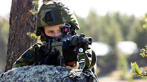 Suomen ja Ruotsin puolustusvoimat harjoittelevat tiiviisti yhdessä. Ruotsalainen sotilas Vigilant Knife -harjoituksessa Rovajärvellä viime elokuussa.