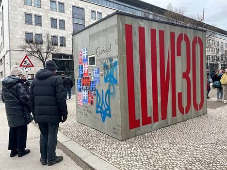 Русская аббревиатура карцера - ШИЗО. Она написана большими красными буквами, чтобы текст был виден прямо из выходящих на главную улицу окон российского посольства в Берлине.
