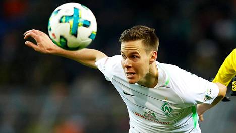 Niklas Moisander (oik.) johtaa Werder Bremenin puolustusta.
