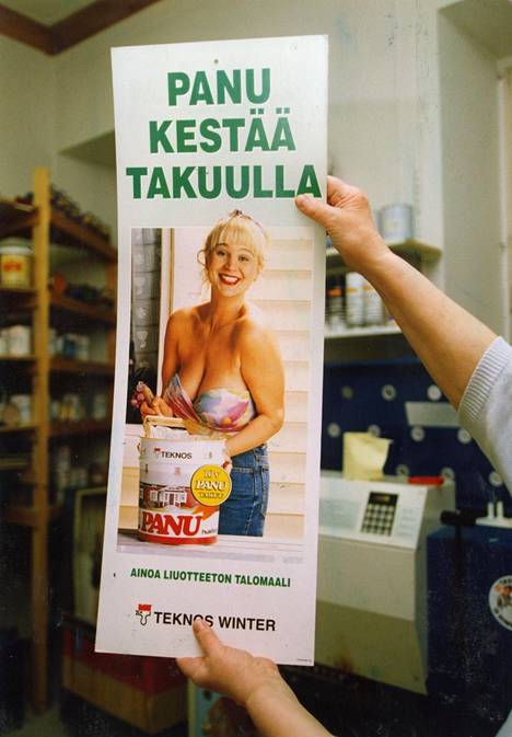 Kuvateksti uutisessa IS 24.3.1994: Kuluttuja-asiamiehen mielestä Panu-maalimainoksessa on vähäpukeista naista käytetty katseenvangitsijana syrjivällä tavalla.