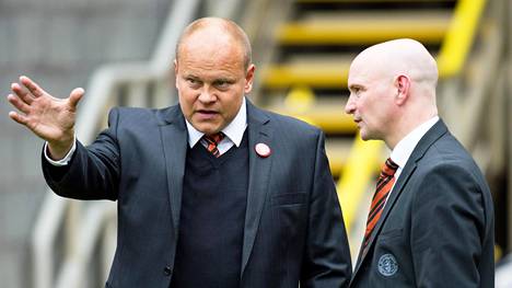 Mixu Paatelainen (vas.) on nykyisin Dundee Unitedin päävalmentaja. Seuran puheenjohtaja Stephen Thompson (oik.) palkkasi suomalaisen kolmivuotisella sopimuksella.