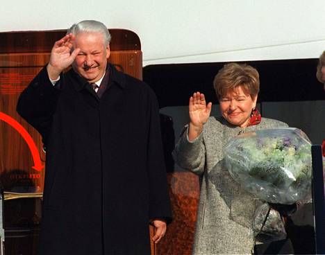 Борис Ельцин и Наина Ельцина во время визита в Хельсинки в 1997 году.