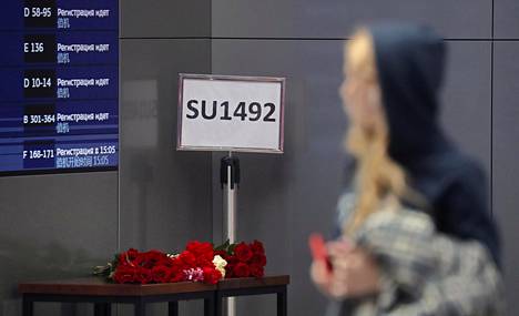 Moskovan lentoturman uhrien muistolle tuotiin kukkia lentokentän informaatiotaulun edustalle. Turmassa sai surmansa 41 ihmistä.