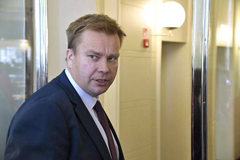 Ryhmäjohtaja Antti Kaikkonen (kesk) harmitteli soten jumittumista Pekka Puskan (kesk) takia.