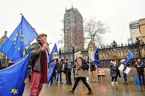 Brexitin vastustajat jaksoivat osoittaa mieltään parlamenttitalon edustalla vielä viime viikolla.