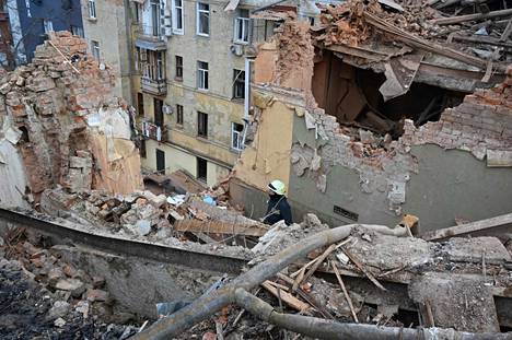 Pelastustyöntekijät raivaavat tuhoja Harkovassa 30. tammikuuta.