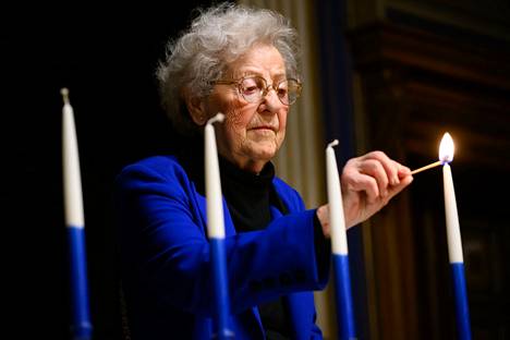 Keskitysleiriltä selvinnyt Lilly Millner, 92, sytytti ensimmäisen kynttilän muistotilaisuudessa.