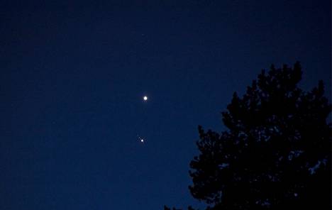 Kajaanissa klo 19 otetussa kuvassa näkyvät Jupiterin viisi kuuta kuuta (alempana) sekä planeetta Venus (kirkkaampana yläpuolella).