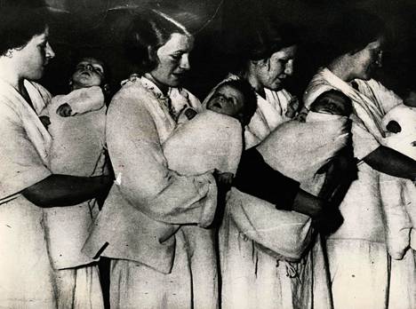 Natsien Lebensborn-ohjelman tarkoitus tuottaa rodullisesti puhtaita arjalaislapsia. Kuvassa saksalaisnaisia lastensa kanssa Lebensbornin äitiyskodissa.