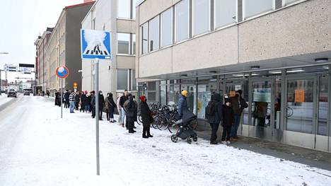 Pitkä jono kiemurteli Tampereen poliisilaitoksen edustalla 8. maaliskuuta. Lupapalvelut ovat ruuhkautuneet eri puolilla Suomea.