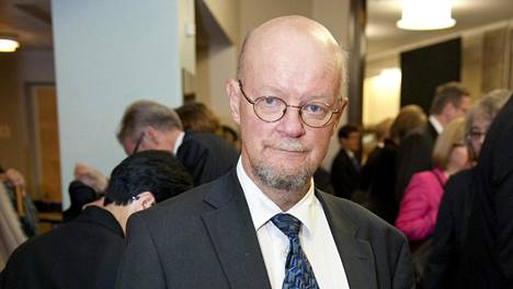 Osmo Soininvaara pitää Sosiaali- ja terveysministeriön torstaina esittelemää perustulomallia järjestelmänä, joka ei voi toimia.