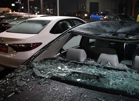 Oregonin Portlandissa mielenosoittajat rikkoivat autojen ikkunoita.