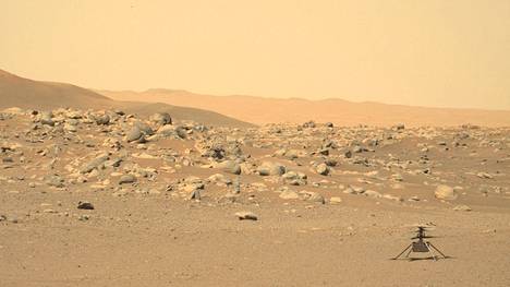 Nasan minikopteri Ingenuity Marsin pinnalla heinäkuussa 2021 jaetussa kuvassa.