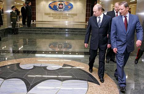 Putin vieraili sotilastiedustelu GRU:n päämajassa Moskovassa marraskuussa 2006. Aiemmin huippusalaisen organisaation tunnuksessa on musta lepakko.