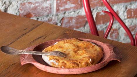 Hatsapuri-ohjeita on monenlaisia, mutta Haapasalo leipoo sisälle suolaisia juustoja.